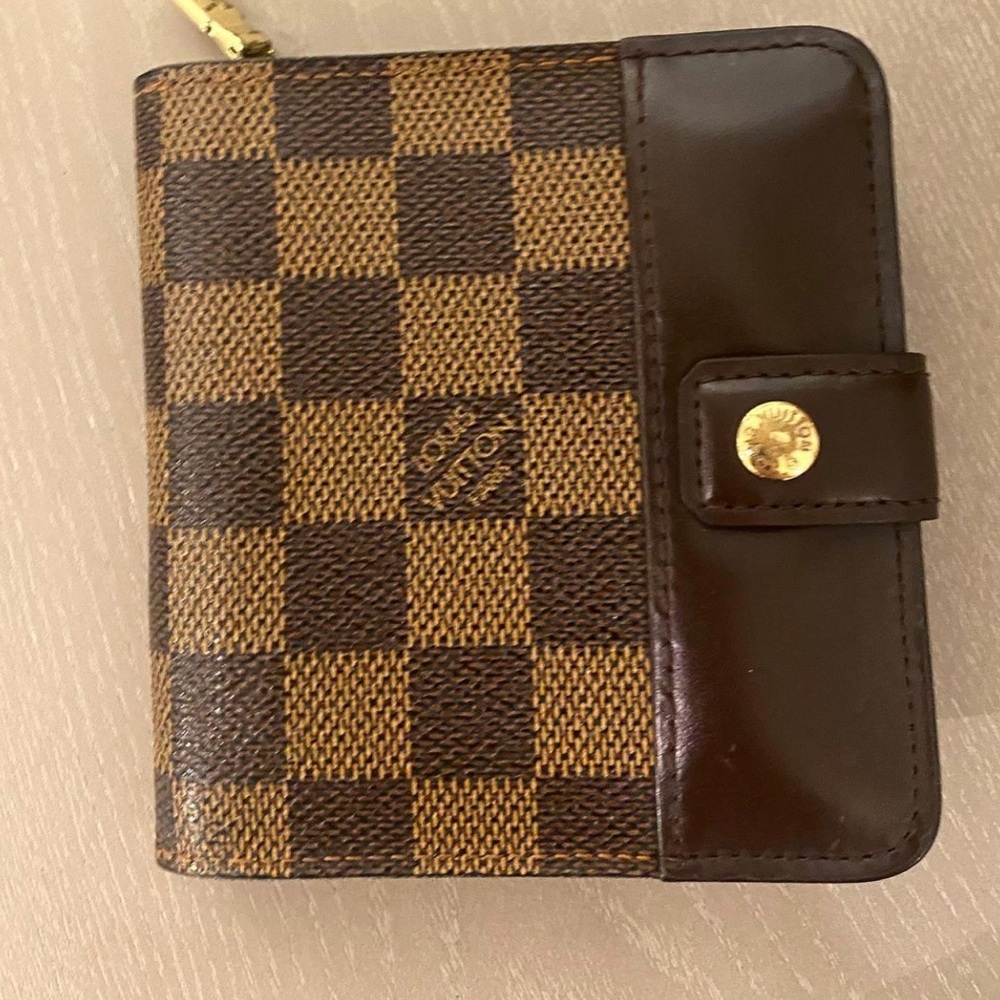 LOUIS VUITTON
Damier Ebene Zippe Zipped Compact Wallet